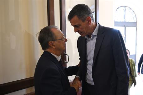31/07/2026. Viaje del presidente del Gobierno a Ceuta. El presidente del Gobierno, Pedro Sánchez, saluda al presidente de la Ciudad Autónoma...