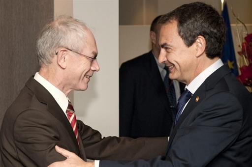 9/12/2011. El presidente del Gobierno asiste al Consejo Europeo. El presidente del Gobierno, José Luis Rodríguez Zapatero, saluda al preside...