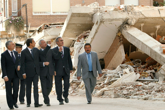 13/05/2011. El presidente visita las zonas afectadas por el terremoto de Lorca. El presidente del Gobierno, José Luis Rodríguez Zapatero, du...