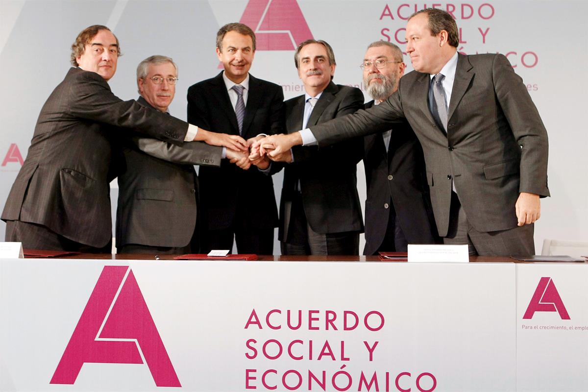 2/02/2011. El presidente preside la firma del Acuerdo Social y Económico. El presidente del Gobierno, José Luis Rodríguez Zapatero, en un mo...