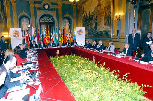 2/10/2012. Mariano Rajoy preside la V Conferencia de Presidentes. Los presidentes autonómicos con Mariano Rajoy y Soraya Sáenz de Santamaría...