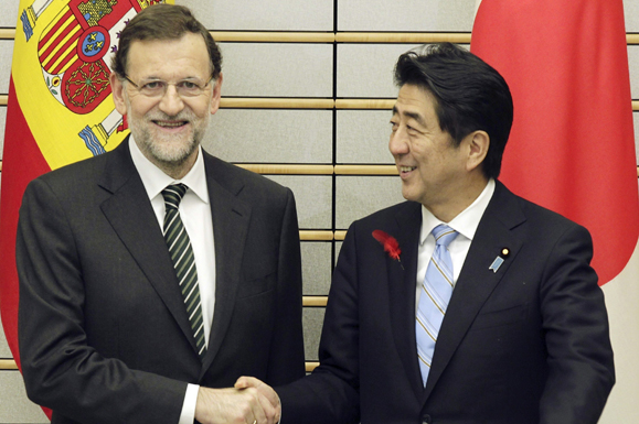 3/10/2013. Viaje del presidente del Gobierno a Japón. El presidente del Gobierno, Mariano Rajoy, saluda al primer ministro de Japón, Shinzo Abe.