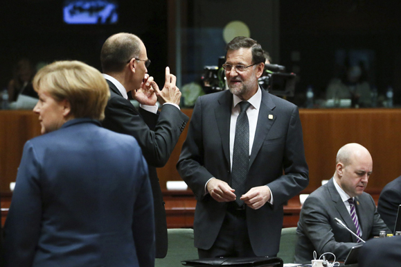 19/12/2013. Mariano Rajoy asiste al Consejo Europeo en Bruselas. El presidente del Gobierno, Mariano Rajoy, conversa con el primer ministro ...