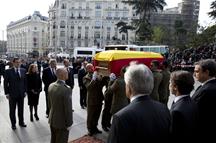 Rajoy asiste a la capilla ardiente de Adolfo Suárez