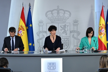 19/05/2026. Elma Saiz junto con Ernest Urtasun y Diana Morant durante la rueda de prensa posterior al Consejo de Ministros