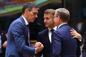 19/06/2026. Pedro Sánchez saluda al presidente del Francia en el Consejo Europeo
