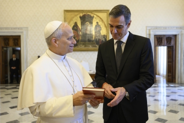 27/05/2026. Pedro Sánchez junto a Su Santidad al papa León XIV