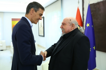 17/06/2026. Pedro Sánchez saluda al historietista Carlos Giménez Giménez en Moncloa