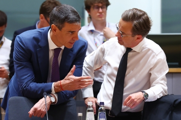 19/06/2026. Pedro Sánchez departiendo con sus homólogos europeos en Bruselas