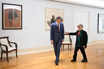 10/06/2025. Pedro Sánchez y el escritor Fernando Arrabal durante su encuentro en La Moncloa