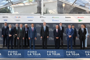 1/10/2026. Pedro Sánchez en la fotografía de familia de la inauguración del Foro La Toja-Vínculo Atlántico, presidida por S.M. el rey.
