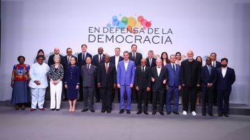 18/04/2026. Pedro Sánchez en la foto de familia de la IV Reunión 'En Defensa de la Democracia'