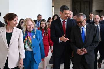 18/05/2026. Pedro Sánchez conversa con Tedros Adhanom en la Cumbre de Suiza