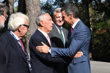 1/10/2026. Pedro Sánchez saluda al expresidente de la República Portuguesa Marcelo Rebelo de Sousa, premiado en el Foro La Toja en Pontevedra.