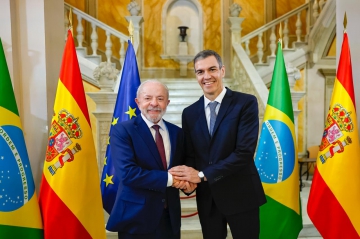 20/04/2026. Pedro Sánchez y el presidente de Brasil en el interior del Palacio de Pedralbes en Barcelona