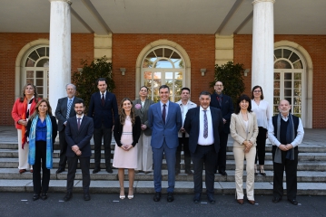 7/04/2025. Fotografía de familia de Pedro Sánchez y los representantes del pueblo gitano