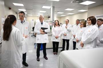 3/03/2026. Pedro Sánchez durante su visita a uno de los laboratorios de GSK España