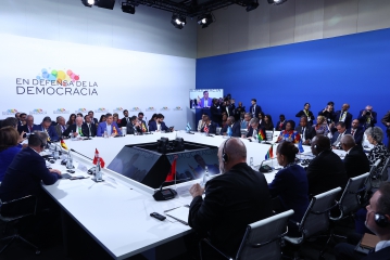 18/04/2026. Los participantes en la IV Reunión 'En Defensa de la Democracia' celebrada en Barcelona
