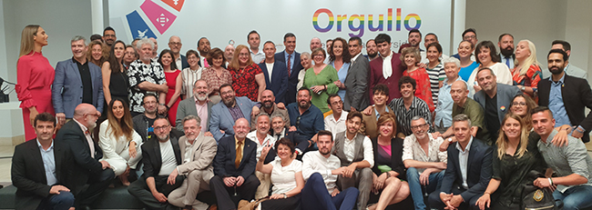 Foto de familia de Pedro Sánchez con los asistentes al acto en La Moncloa