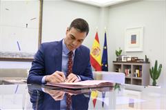El presidente del Gobierno, Pedro Sánchez, en su despacho (Archivo)