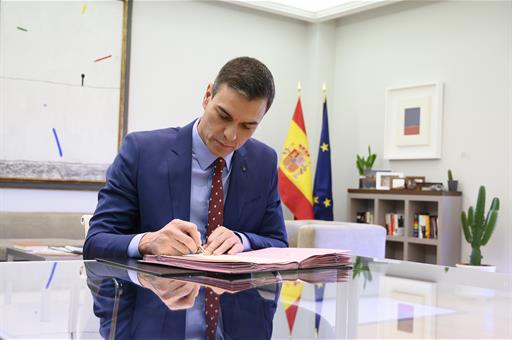 Pedro Sánchez en su despacho en La Moncloa