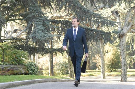 Mariano Rajoy pasea por los jardínes de La Moncloa (Foto: Archivo)