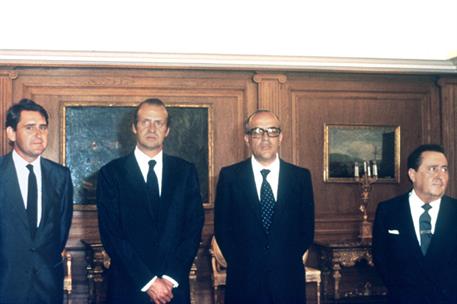 1/09/1981. Gabinete de septiembre de 1981 a diciembre de 1981. Los nuevos ministros, junto al Rey y al presidente del Gobierno