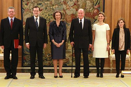28/04/2014. Rajoy asiste a la jura del cargo de Isabel García Tejerina. El presidente del Gobierno, Mariano Rajoy, ha asistido en el Palacio...