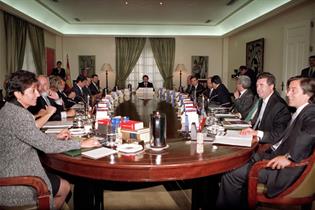 Gabinete de abril 2000 a febrero de 2001, reunión del Consejo de Ministros