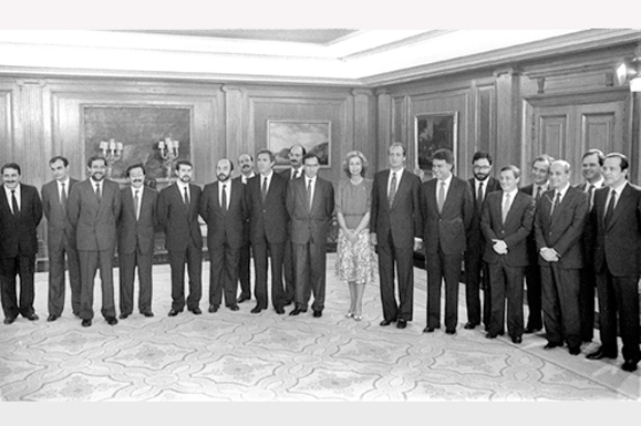 26/07/1986. Gabinete de julio de 1986 a julio de 1988. El nuevo Gobierno, junto a los Reyes tras prometer sus cargos el vicepresidente y los ministros
