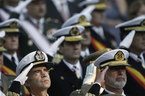 12/10/2011. Militares asistentes al desfile del Día de la Fiesta Nacional