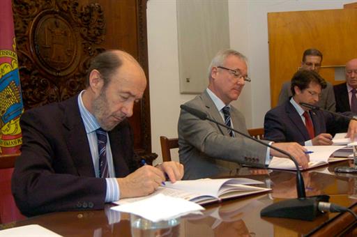 19/05/2011. Firma de ayudas en Lorca
