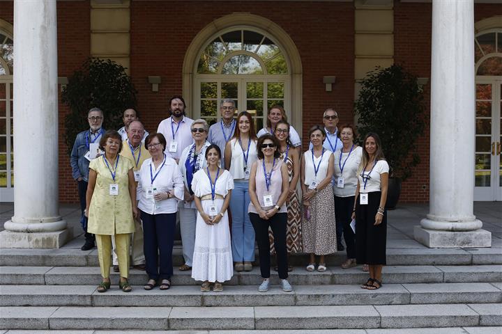 8/09/2023. Visitas del programa Moncloa Abierta. Ciudadanos participantes en el programa Moncloa Abierta, en la escalinata del edificio del ...
