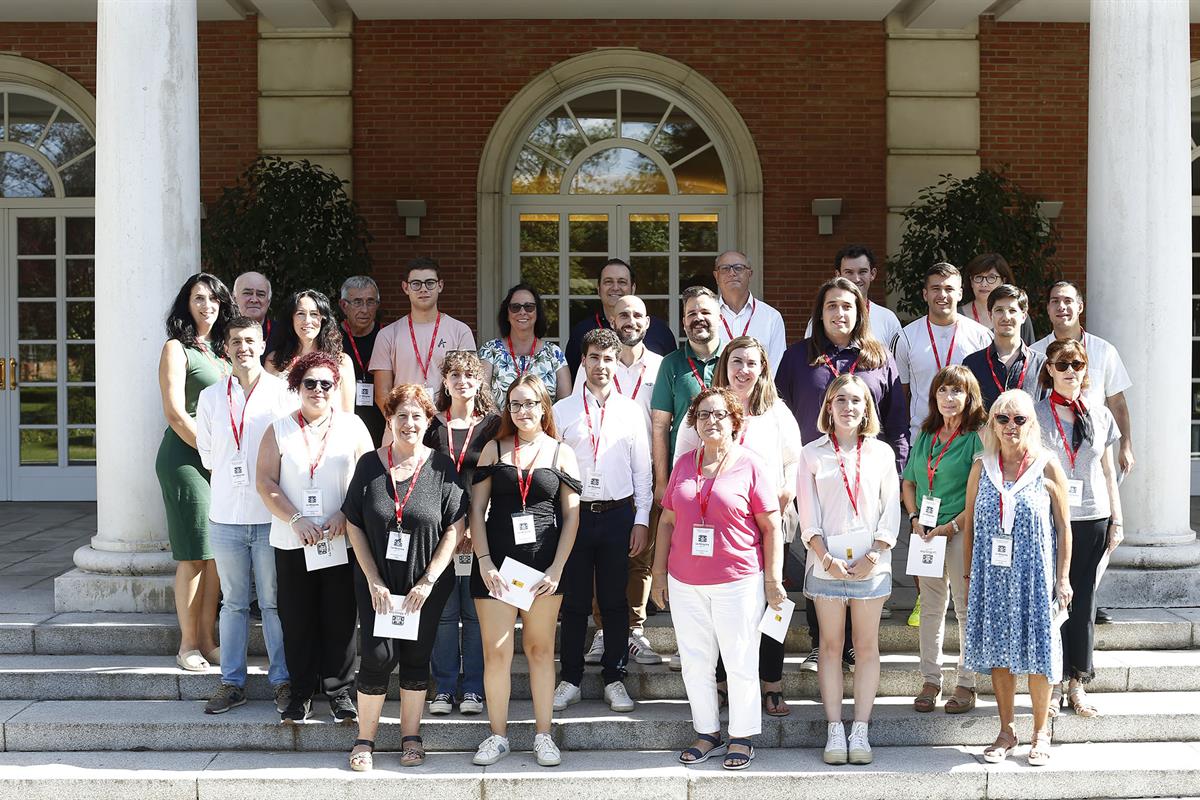 8/09/2023. Visitas del programa Moncloa Abierta. Ciudadanos participantes en el programa Moncloa Abierta, en la escalinata del edificio del ...