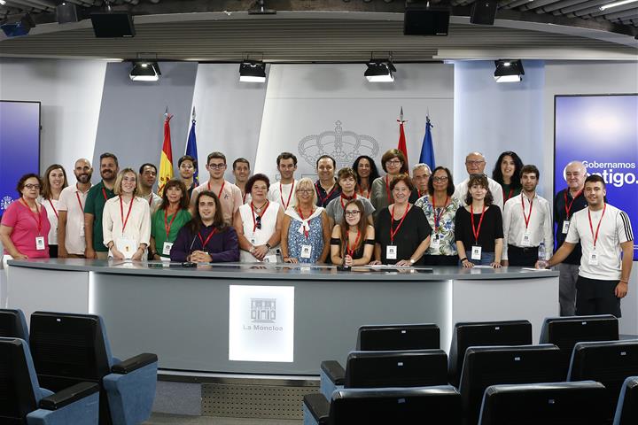 8/09/2023. Visitas del programa Moncloa Abierta. Ciudadanos participantes en el programa Moncloa Abierta, durante su visita a la sala donde ...