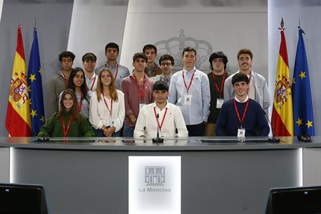 18/09/2023. Visitas del programa Moncloa Abierta. Participantes en el programa Moncloa Abierta, durante su visita a la sala donde se celebra...