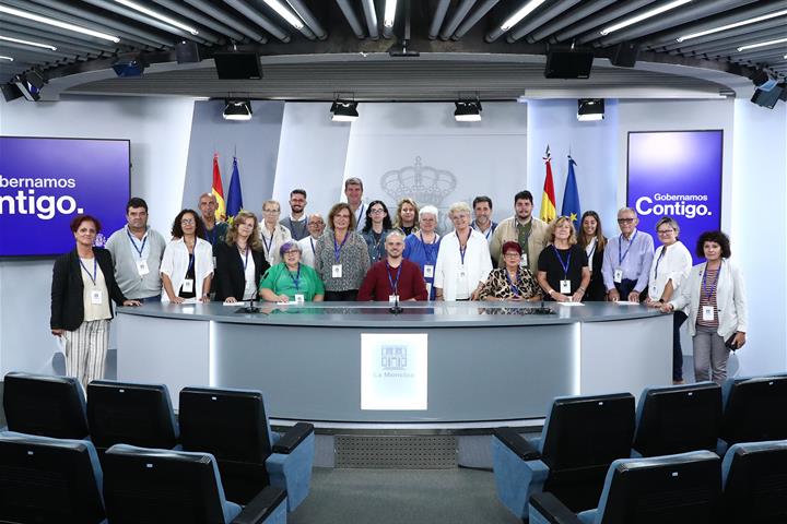18/09/2023. Visitas del programa Moncloa Abierta. Ciudadanos participantes en el programa Moncloa Abierta, durante su visita a la sala donde...