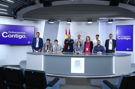 20/09/2023. Visitas del programa Moncloa Abierta. Participantes en el programa Moncloa Abierta, durante su visita a la sala de prensa de la ...