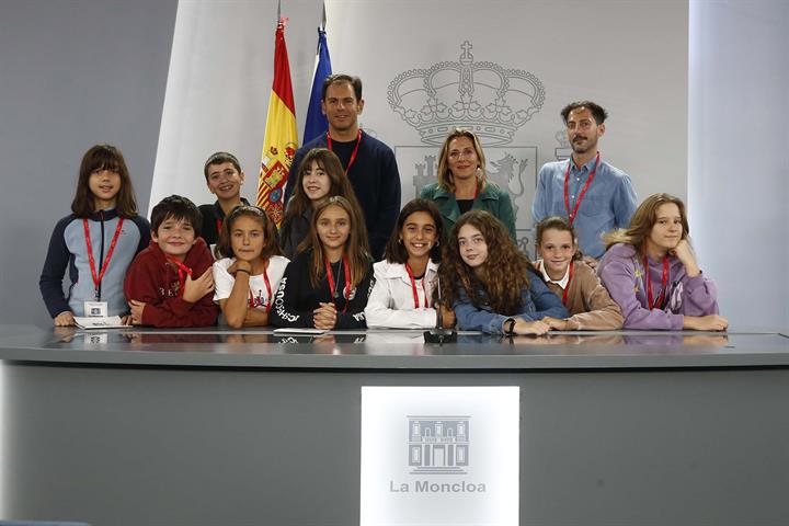21/09/2023. Visitas del programa Moncloa Abierta. Participantes en el programa Moncloa Abierta posan en la sala de prensa donde se celebra l...