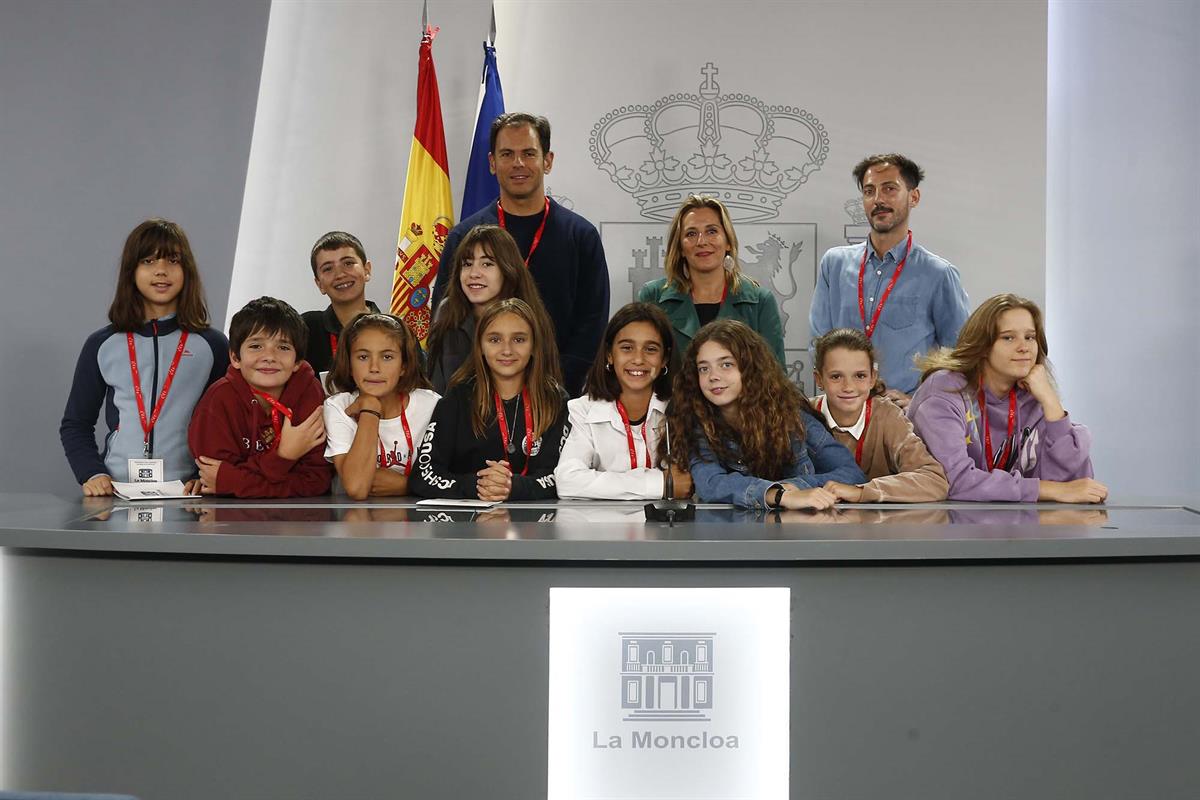 21/09/2023. Visitas del programa Moncloa Abierta. Participantes en el programa Moncloa Abierta posan en la sala de prensa donde se celebra l...