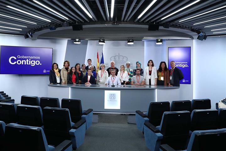 21/09/2023. Visitas del programa Moncloa Abierta. Participantes en el programa Moncloa Abierta posan en la sala de prensa donde se celebra l...
