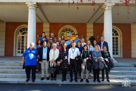 25/10/2019. Visitas Moncloa Abierta. Participantes en el programa Moncloa Abierta, en la escalinata del edificio del Consejo de Ministros.