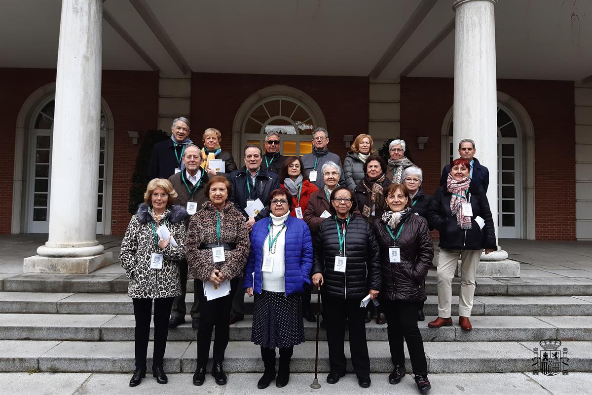 6/02/2020. Visitas Moncloa Abierta. Participantes en el programa Moncloa Abierta, en la escalinata del edificio del Consejo de Ministros.