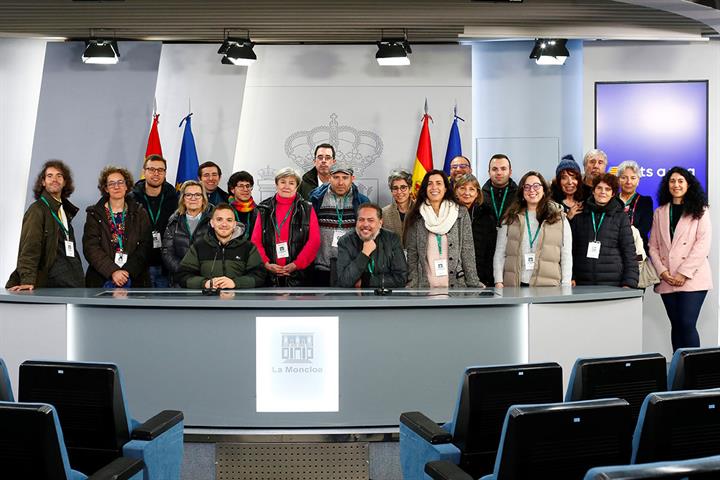6/03/2025. Visitas del Programa Moncloa Abierta. Participantes del Programa Moncloa Abierta posan en la sala de prensa donde se celebra la r...