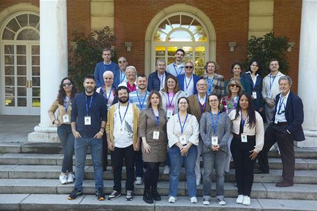 16/05/2025. Visitas del programa Moncloa Abierta. Participantes del programa Moncloa Abierta, en la escalinata del edificio del Consejo de Ministros.