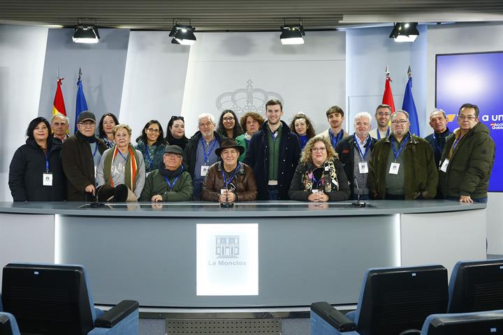 20/03/2025. Visitas del Programa Moncloa Abierta. Participantes del Programa Moncloa Abierta posan en la sala donde se celebra la rueda de p...
