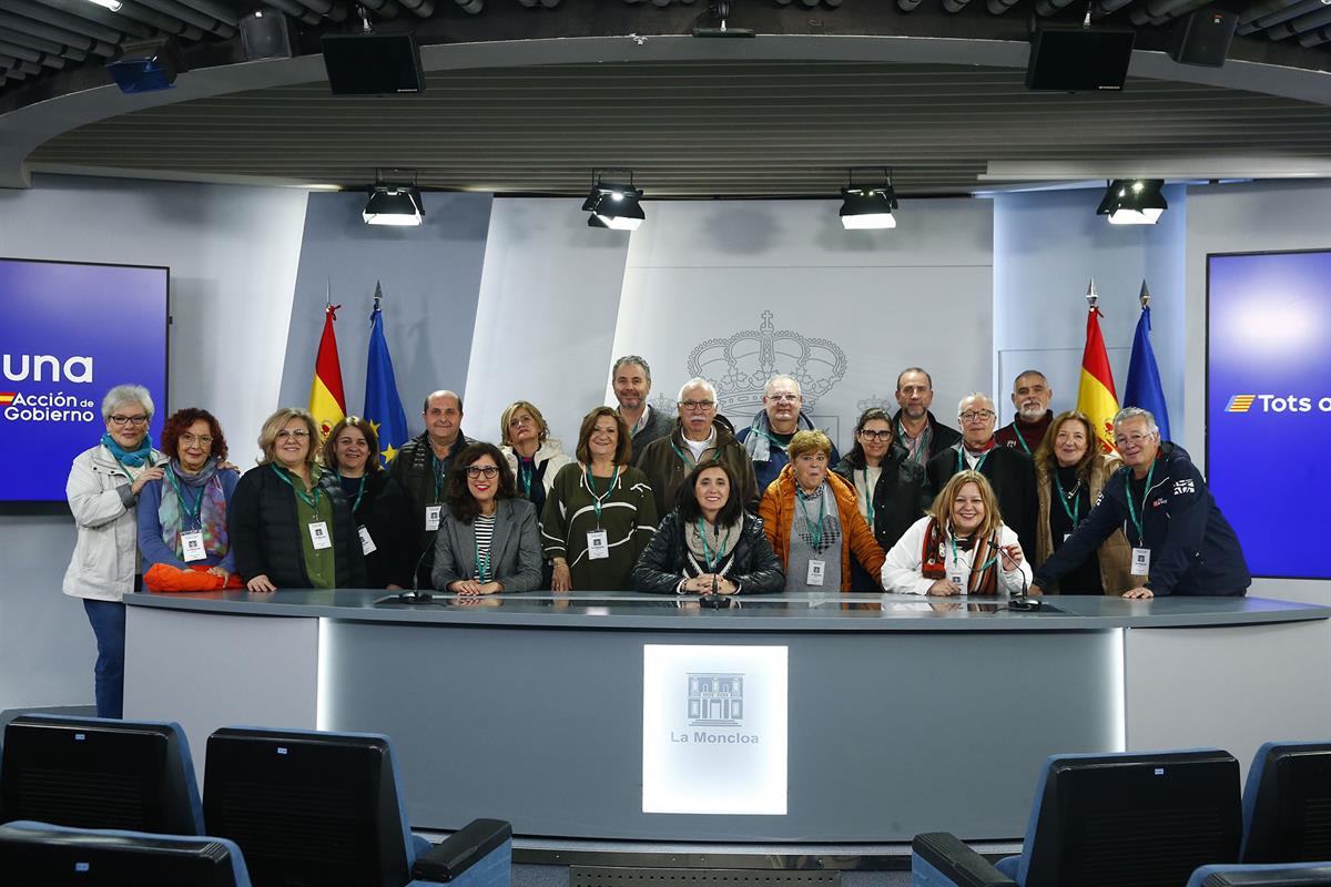 20/03/2025. Visitas del Programa Moncloa Abierta. Participantes del Programa Moncloa Abierta posan en la sala donde se celebra la rueda de p...