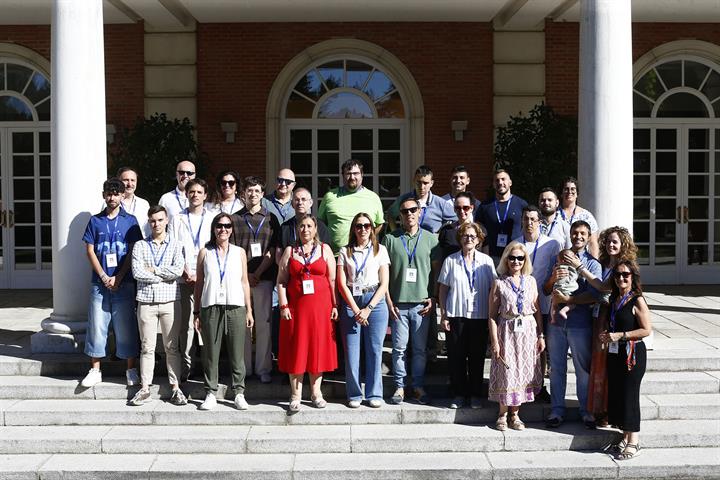 3/06/2026. Visitas del programa Moncloa Abierta. Participantes del programa Moncloa Abierta, en la escalinata del edificio del Consejo de Ministros