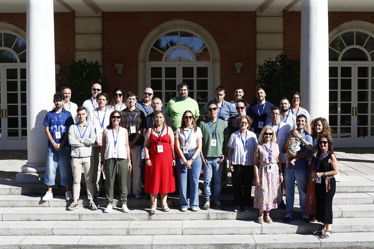 3/06/2026. Visitas del programa Moncloa Abierta. Participantes del programa Moncloa Abierta, en la escalinata del edificio del Consejo de Ministros