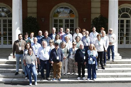 4/05/2026. Visitas del programa Moncloa Abierta. Participantes del programa Moncloa Abierta, en la escalinata del edificio del Consejo de Ministros.